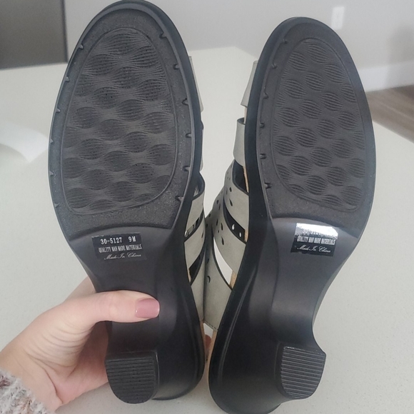 Shoes size 9 - Picture 4 of 5